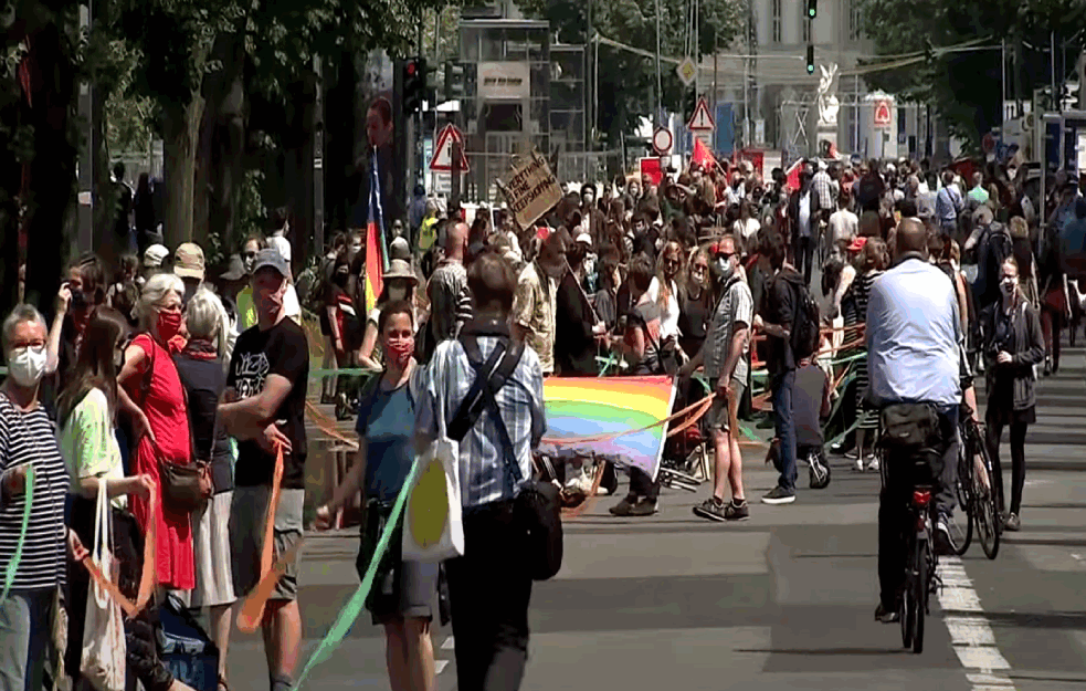 NOVI PROTESTI U BERLINU: <span style='color:red;'><b>Ljudski lanac</b></span> u znak borbe protiv rasizma (FOTO/VIDEO)